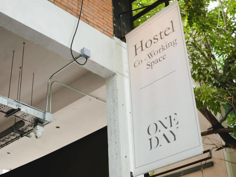 Oneday Hostel Sukhumvit 26 Bangkok Bagian luar foto
