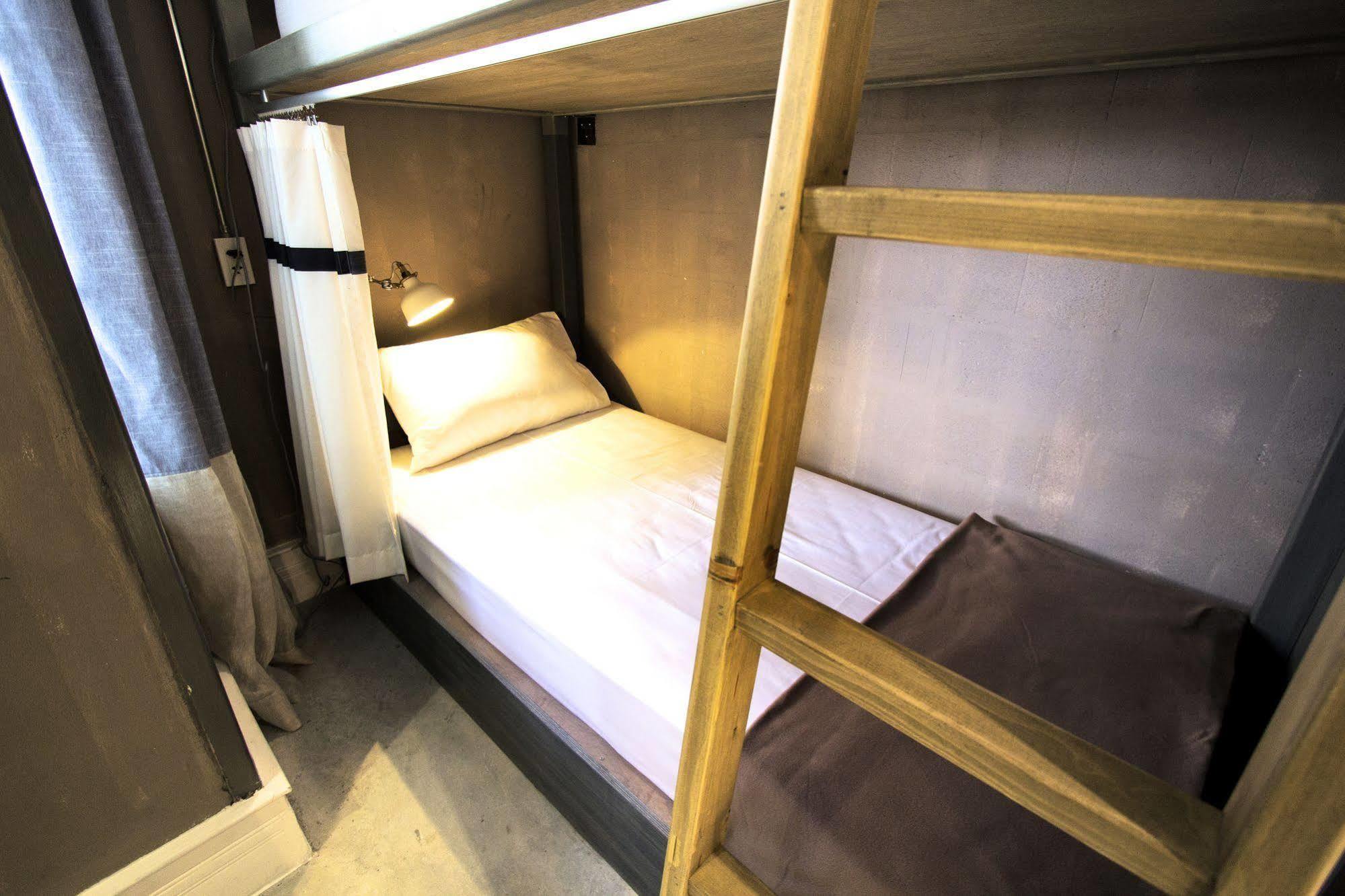 Oneday Hostel Sukhumvit 26 Bangkok Bagian luar foto