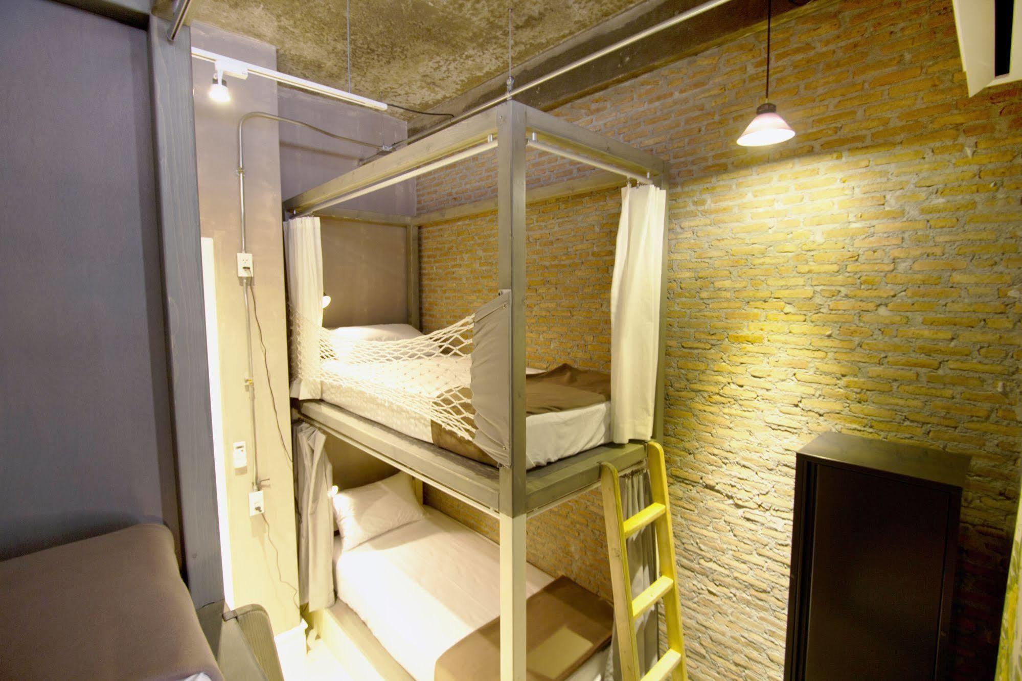 Oneday Hostel Sukhumvit 26 Bangkok Bagian luar foto