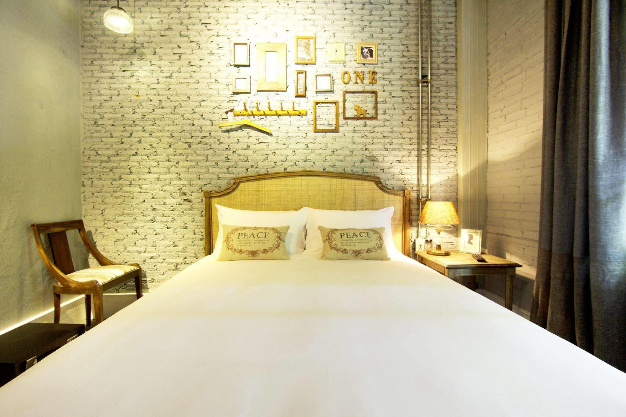 Oneday Hostel Sukhumvit 26 Bangkok Bagian luar foto